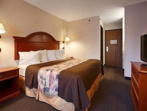 Park Inn By Radisson Гров-Сити Экстерьер фото